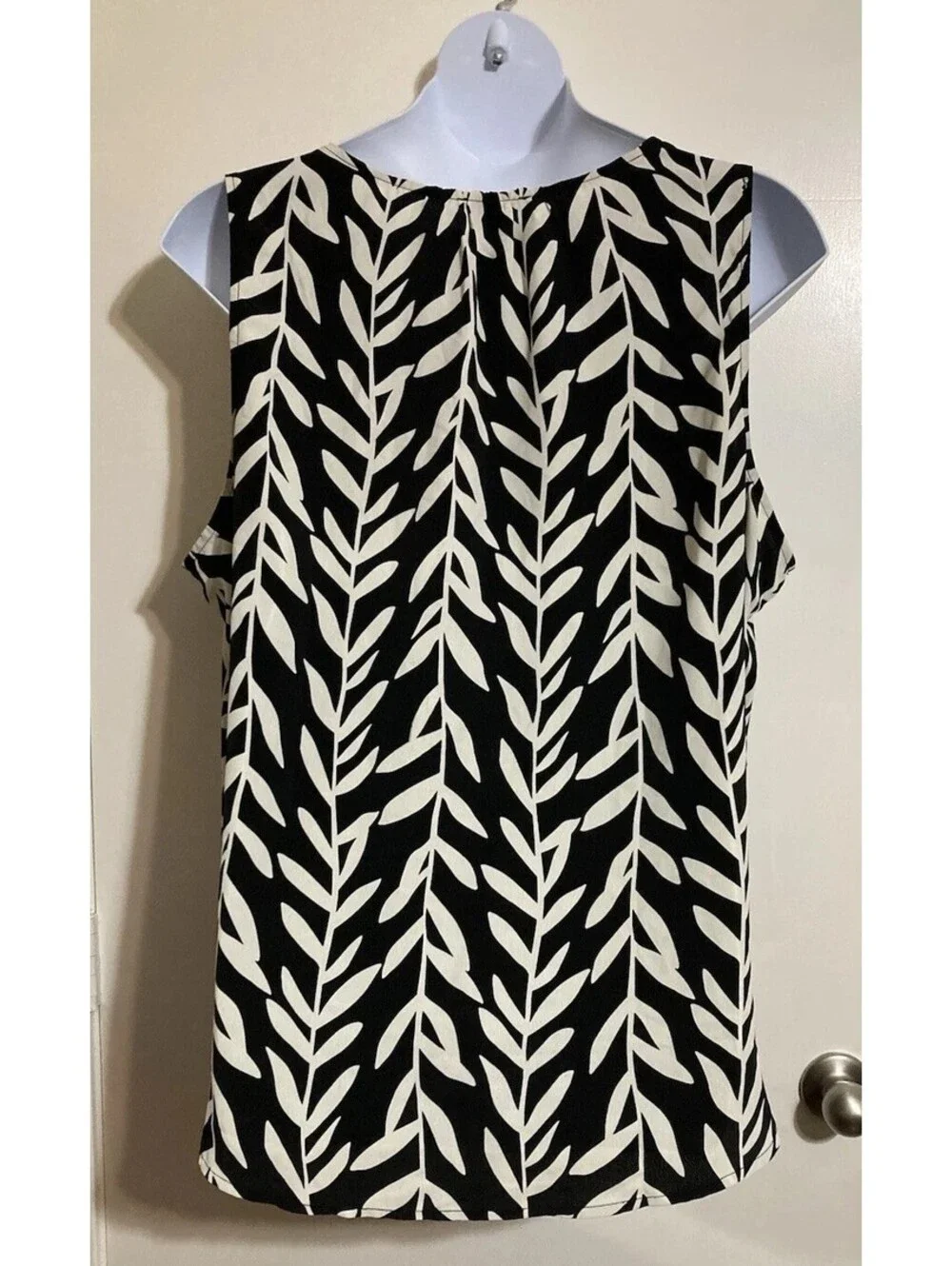 Women Skies are Blue Black Floral Design Sleeveless Pullover Polyester Blouse 3X